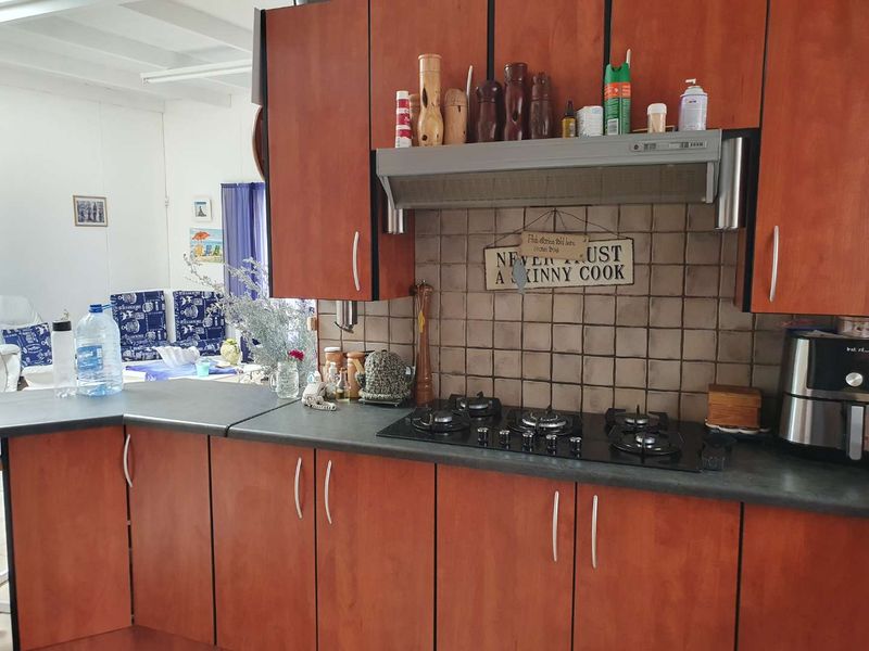 "Spacious 4-Bed Home with 3 En-Suites & Braai Area!" - Photo 5