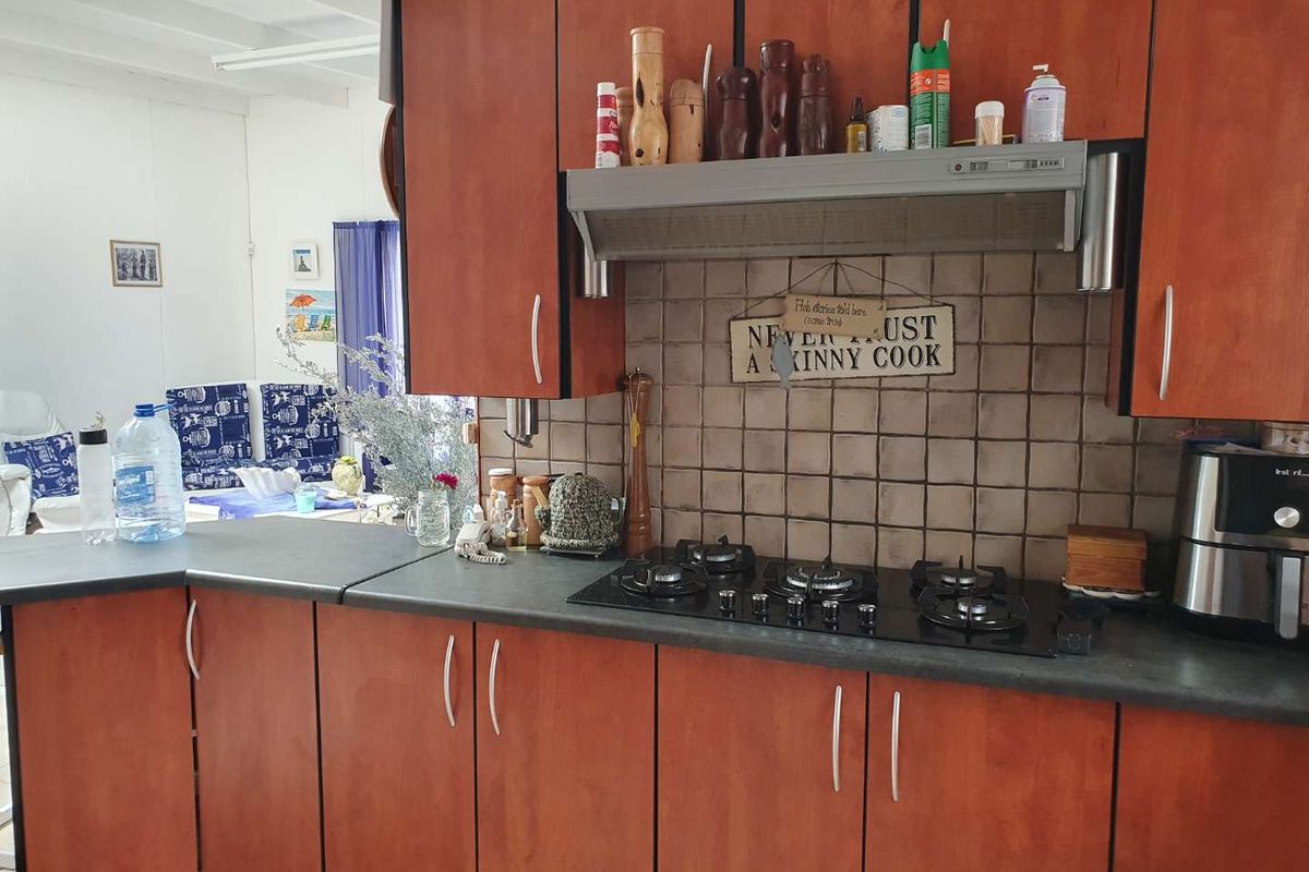 "Spacious 4-Bed Home with 3 En-Suites & Braai Area!" - Photo 5