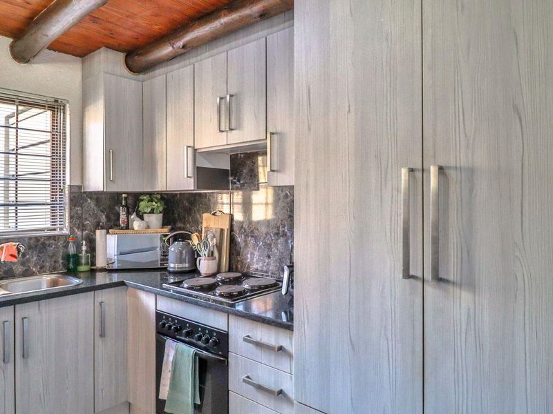 Two bedroom loft apartment in Bryanston - Photo 6