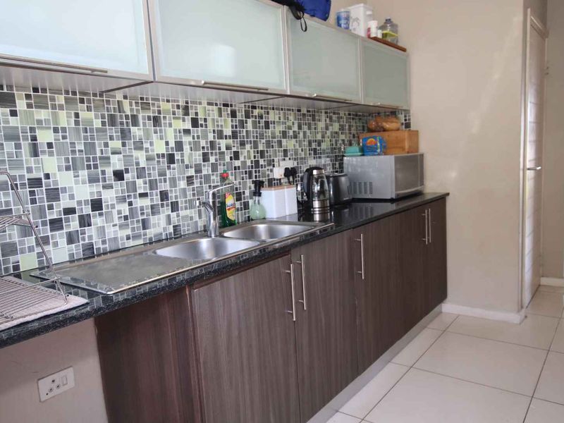 3 Bedroom 2 bathroom townhouse for sale in upper Sunningdale - Photo 9