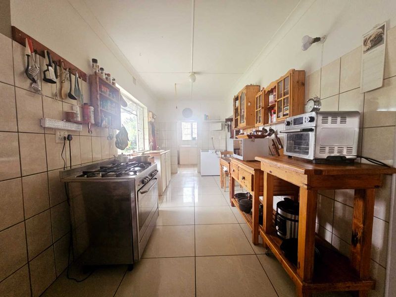 **Charming Two-Bedroom, Two-Bathroom Home with Versatile Living Spaces** - Photo 4