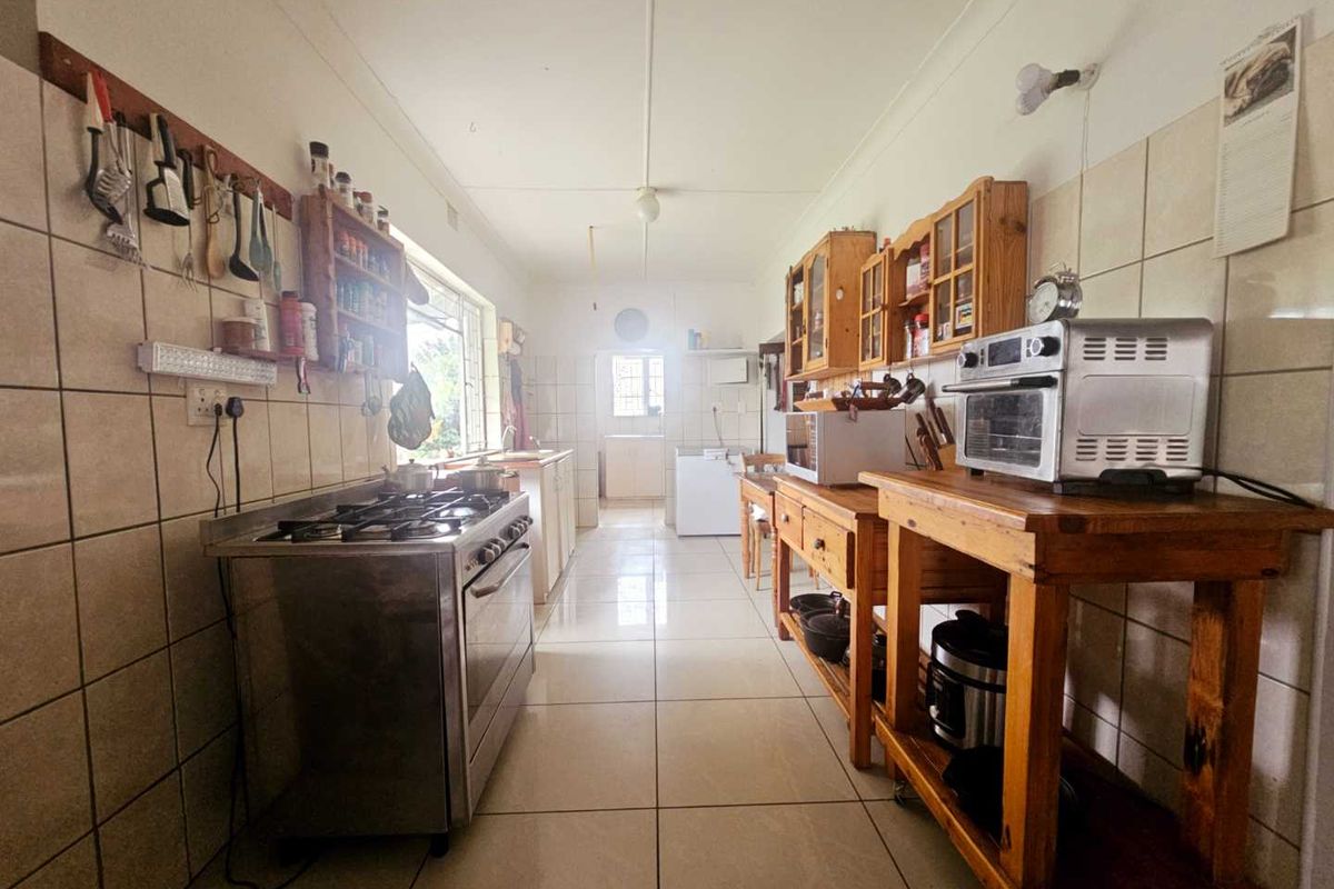 **Charming Two-Bedroom, Two-Bathroom Home with Versatile Living Spaces** - Photo 4