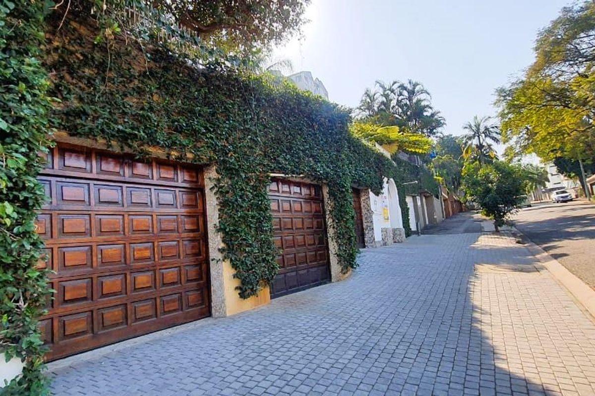 Stunning Double-Storey House with City and Sea Views in Musgrave - Photo 5