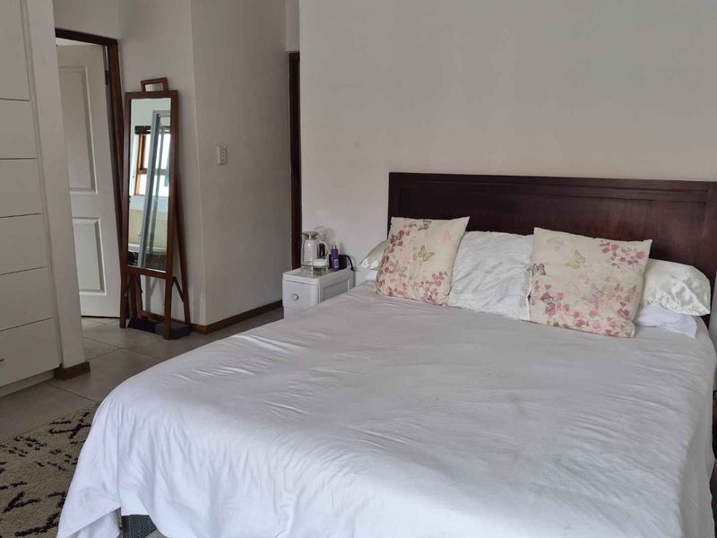 EXCLUSIVE HOME IN UPMARKET PET FRIENDLY COMPLEX (Small pets allowed) - Photo 9