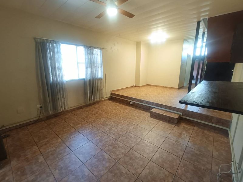 Spacious Duplex For Sale in Clubview. - Photo 9