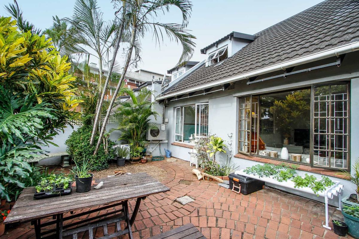 Pet friendly Garden Townhouse within 500 meters of the Beach!! - Photo 3