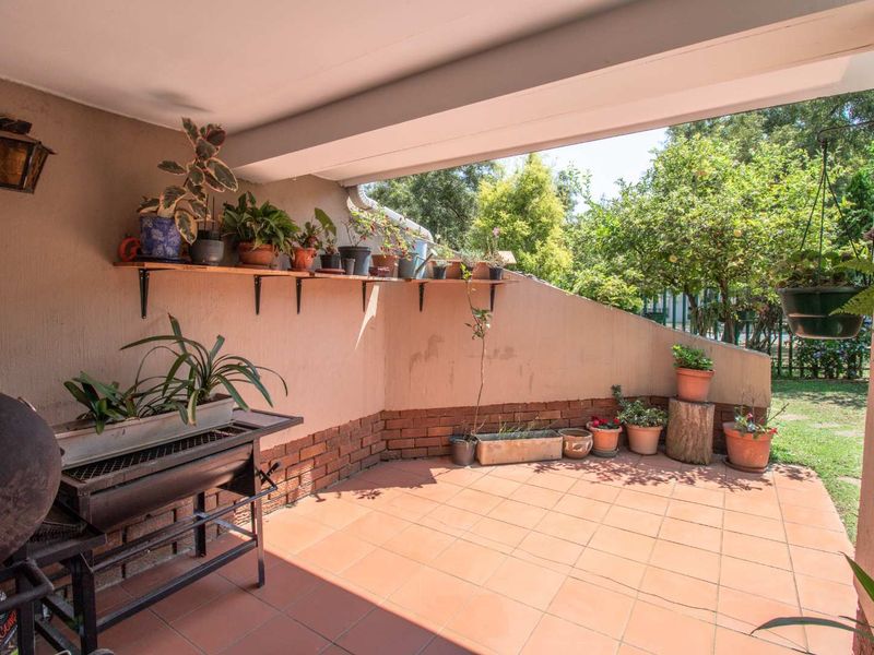 Charming Townhouse: Spacious & Conveniently Located! - Photo 3