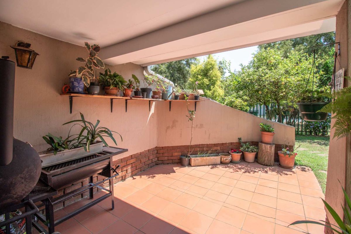 Charming Townhouse: Spacious & Conveniently Located! - Photo 3