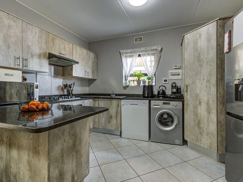 MODERN GROUND FLOOR UNIT with ENERGY SAVING FEATURES and PET FRIENDLY TOO! - Photo 4