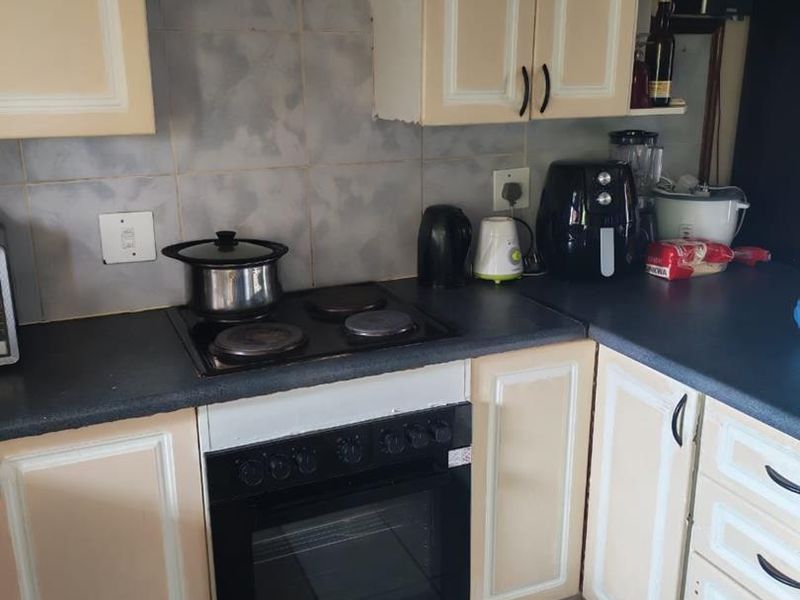 Upstairs 2 bedroom unit. - Photo 3