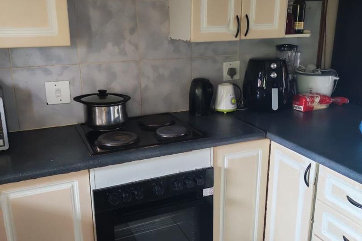 Upstairs 2 bedroom unit. - Photo 3