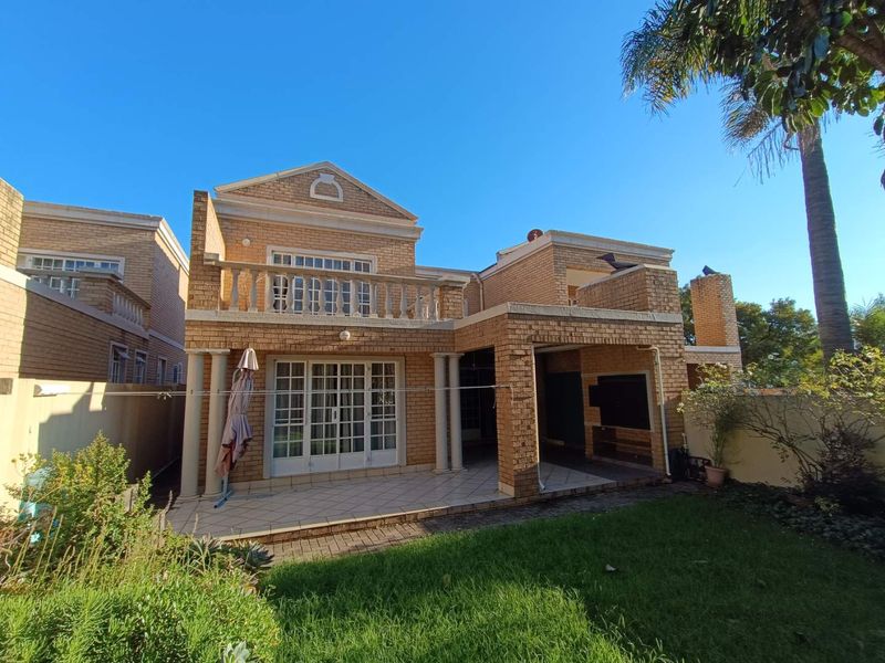 ELDO GLEN ESTATE - FREE-STANDING DOUBLE STOREY TOWNHOUSE - Photo 5