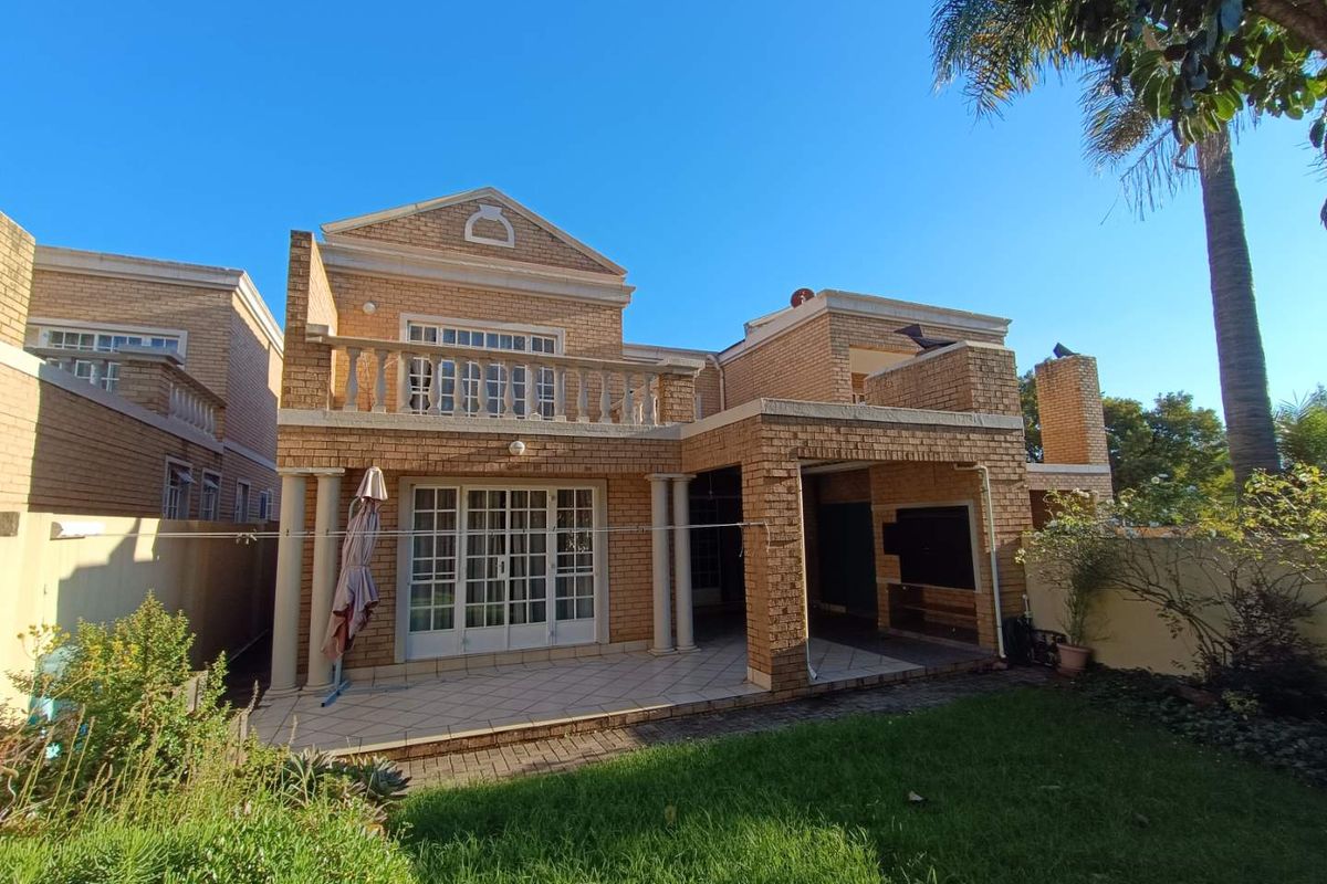 ELDO GLEN ESTATE - FREE-STANDING DOUBLE STOREY TOWNHOUSE - Photo 5