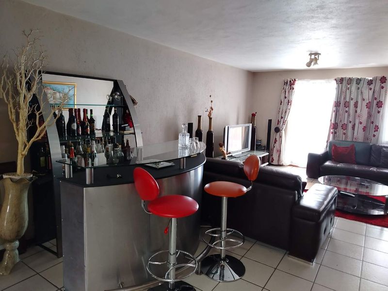 Beautifully renovated unit in Hillside Manor - Photo 5