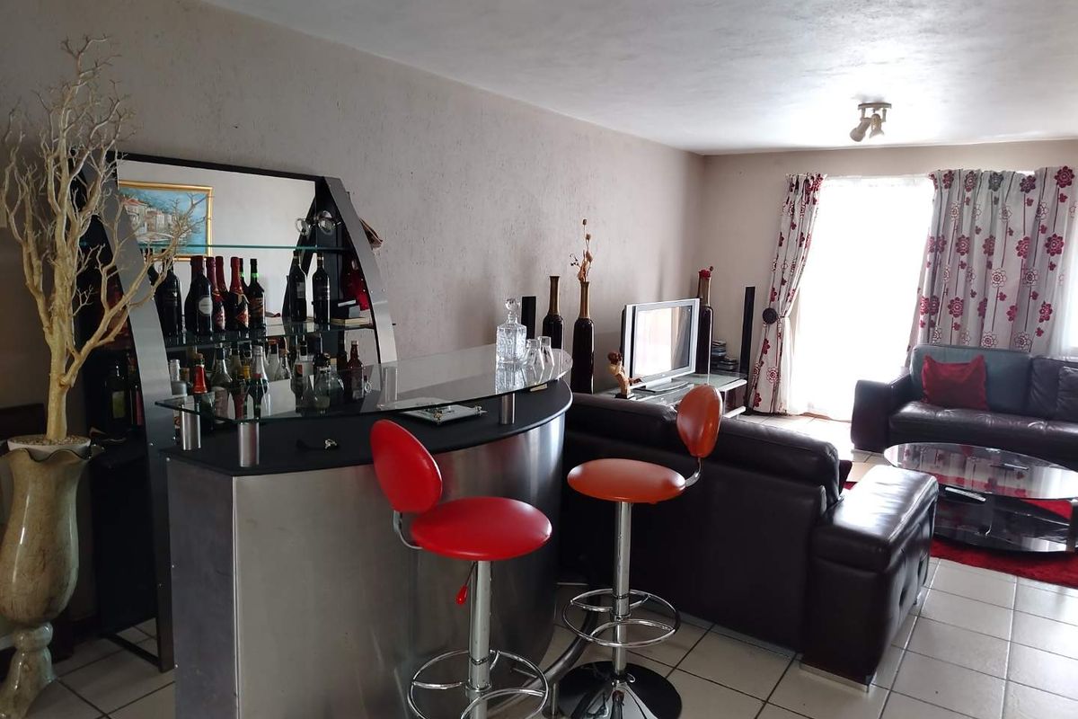 Beautifully renovated unit in Hillside Manor - Photo 5