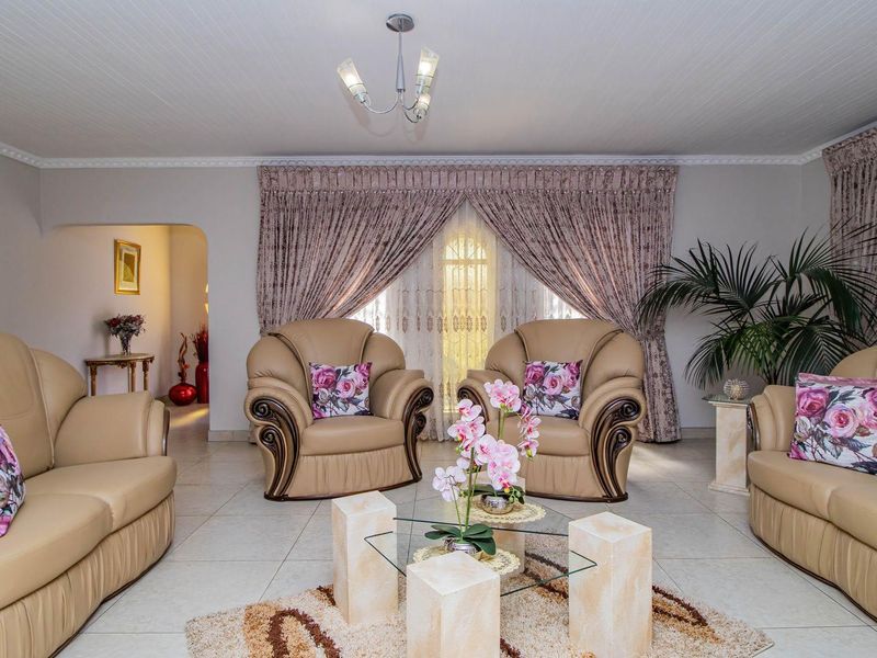 Elegant Family Retreat in Heart of Rynsoord! - Photo 4