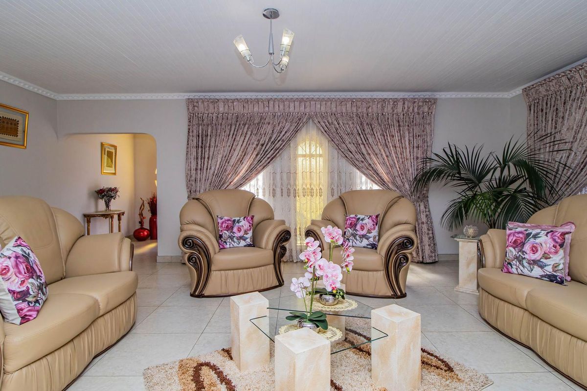Elegant Family Retreat in Heart of Rynsoord! - Photo 4