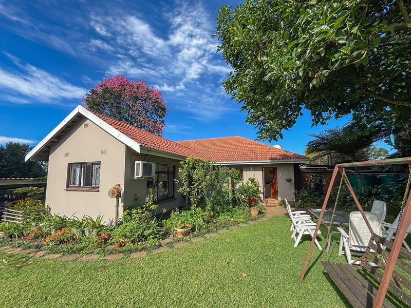 Spacious Family Home with Cottage, Tennis Court & Great Views in Howick North - Photo 3