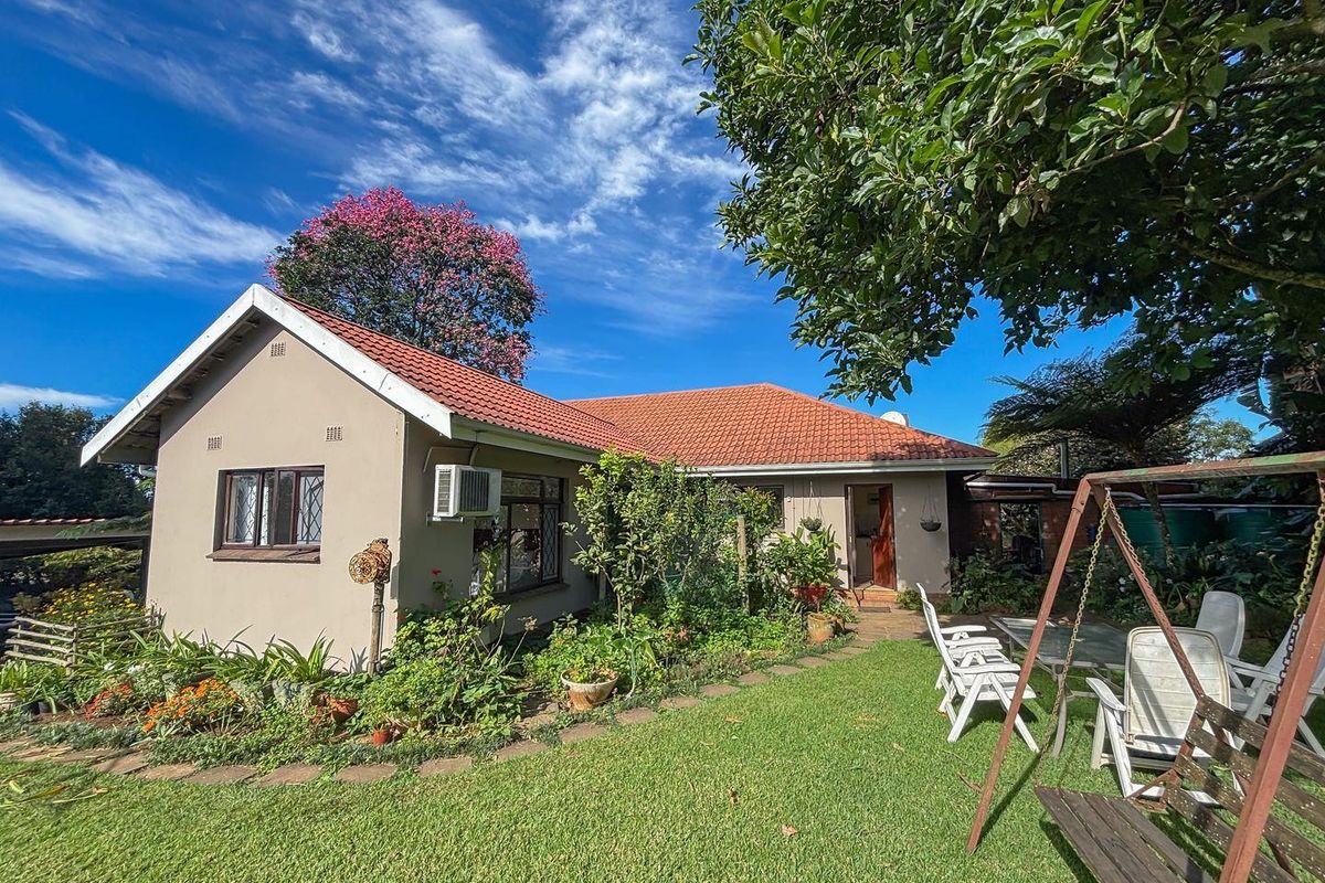 Spacious Family Home with Cottage, Tennis Court & Great Views in Howick North - Photo 3
