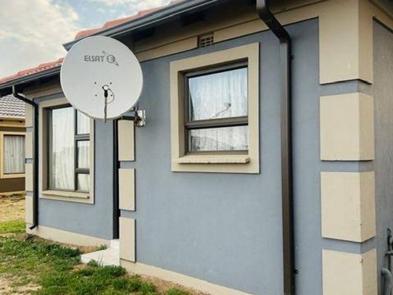 2 Bedroom House For Sale - Photo 2