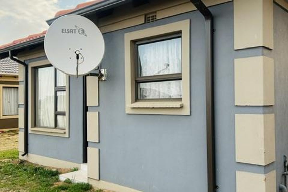 2 Bedroom House For Sale - Photo 2