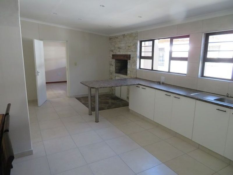 Spacious Family Home and Flat situated in a popular central prime area in Walvis Bay - Photo 7