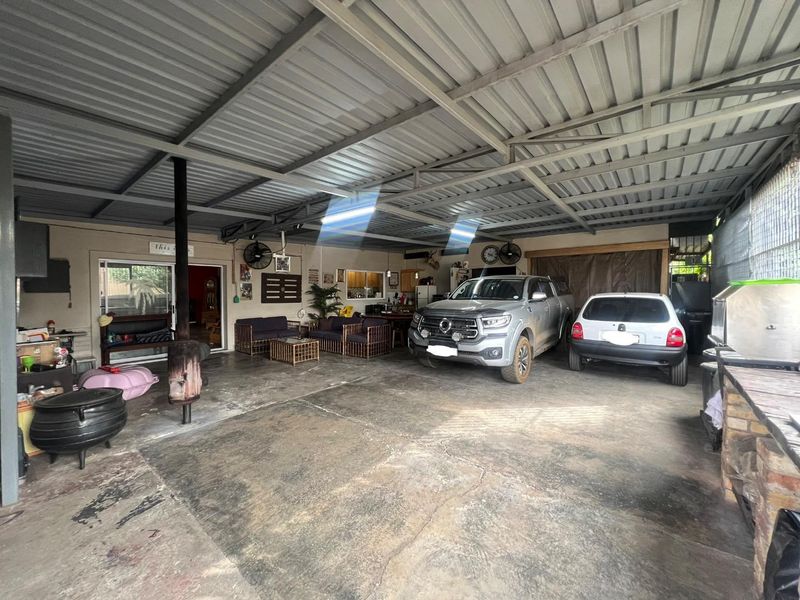 Spacious 4-Bedroom Family Home with Large Garages and Storage Space In Primrose - Photo 4