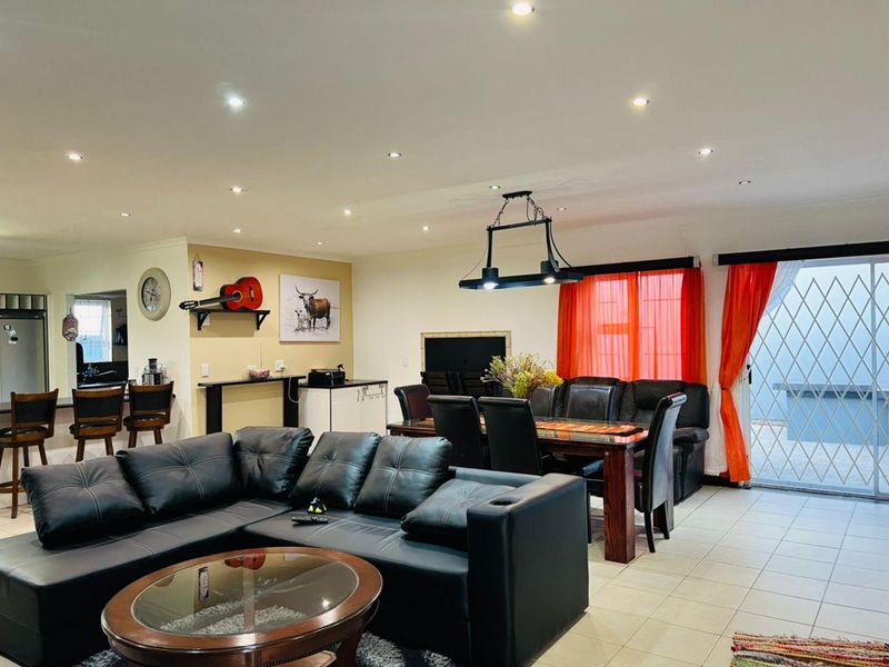 Spacious Family Home with 2 Flats - Photo 3