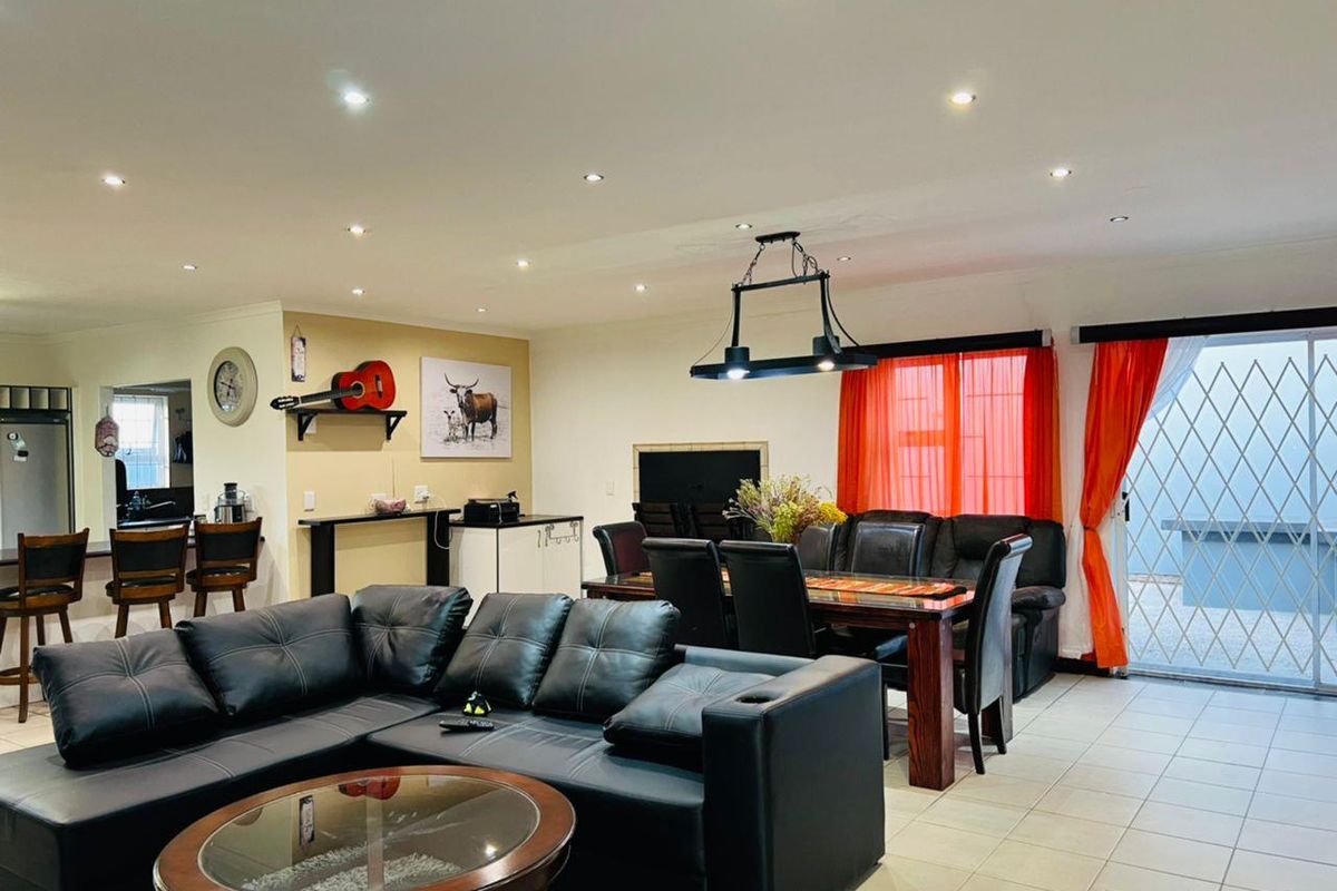 Spacious Family Home with 2 Flats - Photo 3