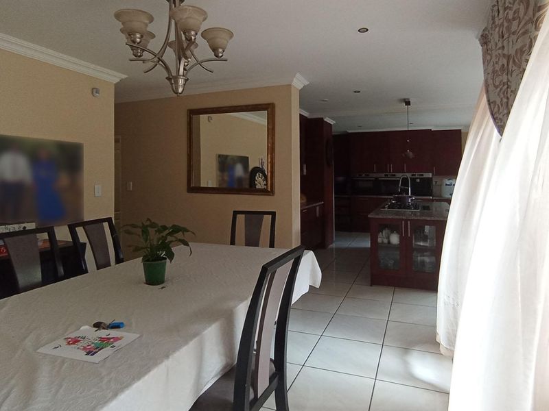 ROOIHUISKRAAL - SPACIOUS 5 BEDROOM DOUBLE STOREY FAMILY HOME - Photo 4