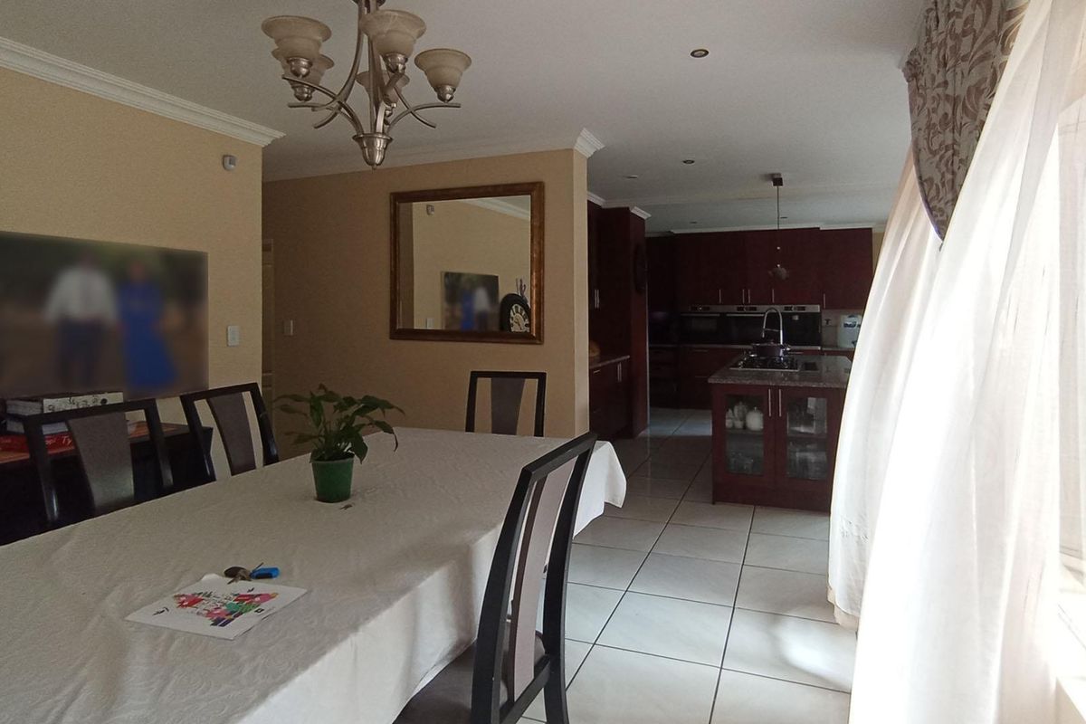 ROOIHUISKRAAL - SPACIOUS 5 BEDROOM DOUBLE STOREY FAMILY HOME - Photo 4