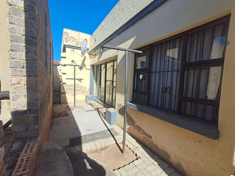 House In Katlehong Not To Be Missed - Photo 9