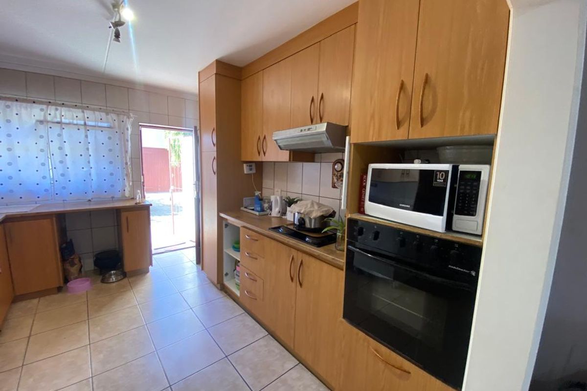 FOR SALE- 3 BEDROOM AND 2 FLATLET HOUSE IN VINETA, SWAKOPMUND, NAMIBIA - Photo 4