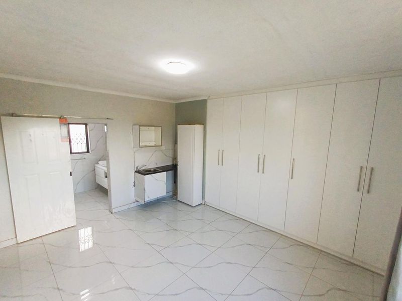 FOR RENT  | Kloof / Wybank  |  Bachelor Apartment - Photo 7