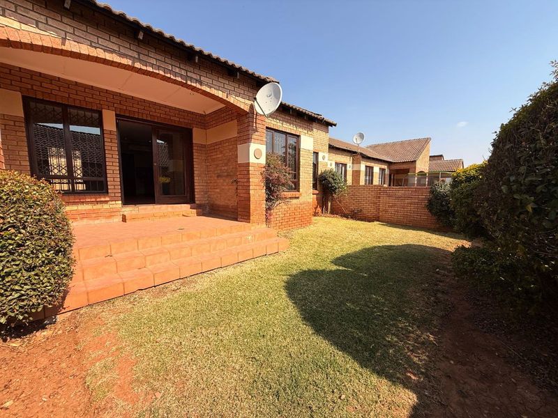 Perfect Lock-Up & Go 2 Bedroom Simplex in a Sought-After Double Security Estate - Photo 2