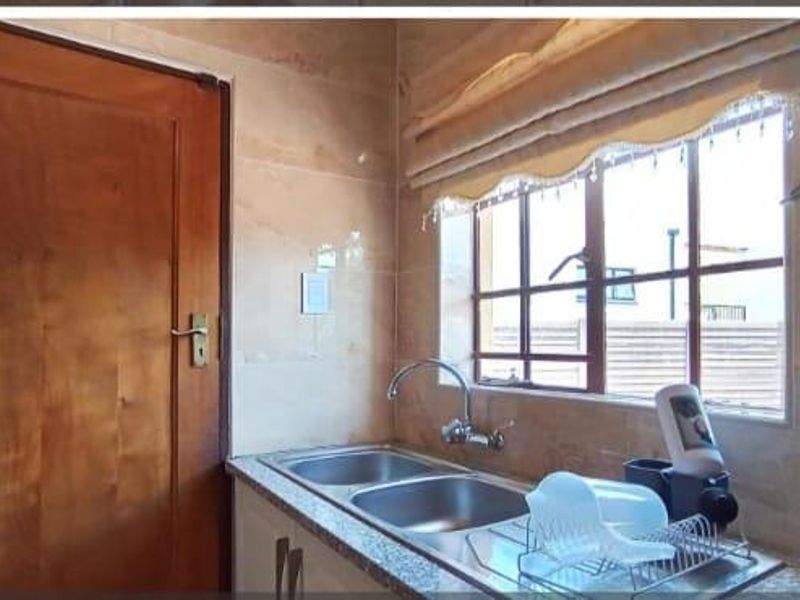 3 bedroom modern home - Photo 9