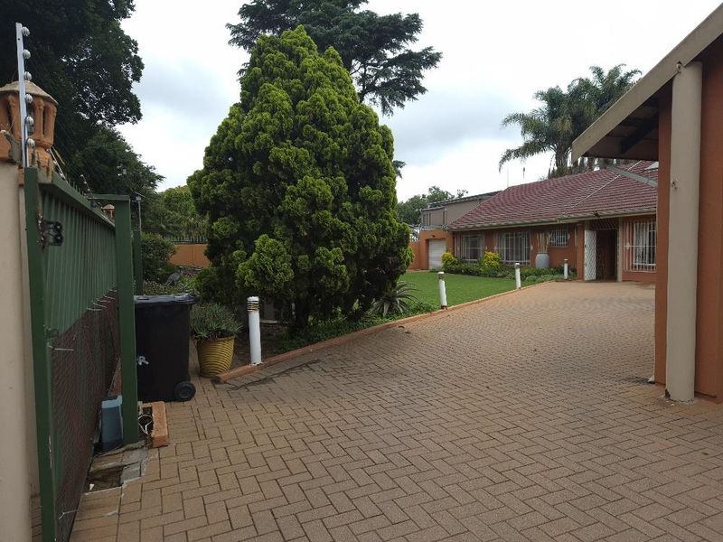 Large Family home in Beyers Park - Photo 2