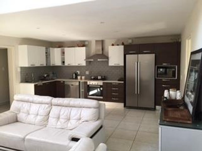 3 Bedroom Townhouse - Photo 4