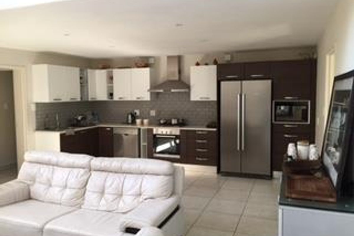 3 Bedroom Townhouse - Photo 4