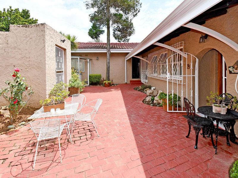 5 BED FAMILY HOME IN BRAMLEY PARK FOR SALE - Photo 4