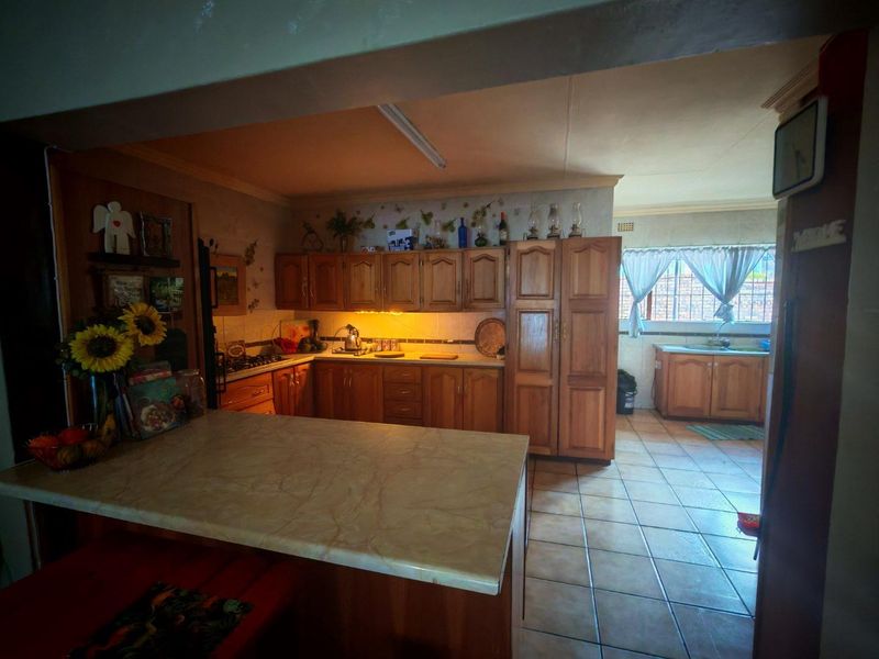 House With Additional Vacant Stand - Photo 9