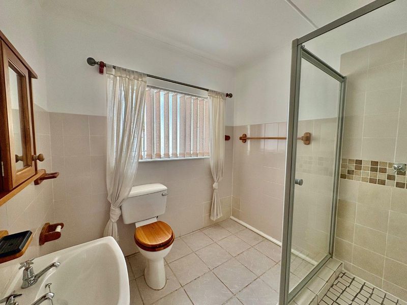 Well-located, well-kept family home with flat. - Photo 8