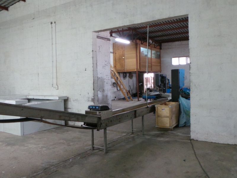 Light Industrial Warehouse - Photo 3
