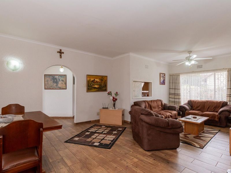 Spacious 4 Bedroom House with Pool in Esther Park - Photo 3