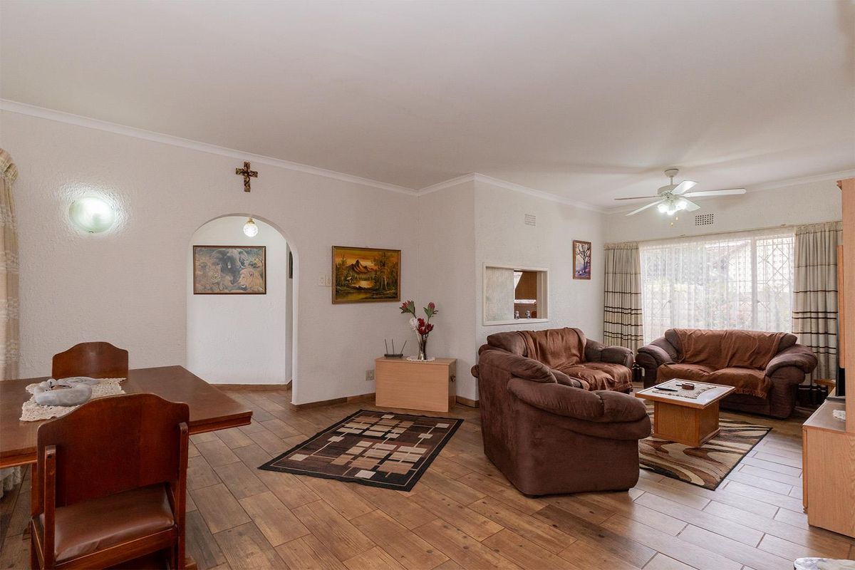 Spacious 4 Bedroom House with Pool in Esther Park - Photo 3