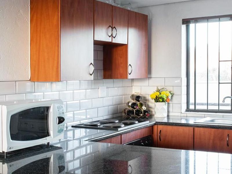 Sunny Loft Apartment with Double Volume Ceilings – Walk to Cresta Mall - Photo 5