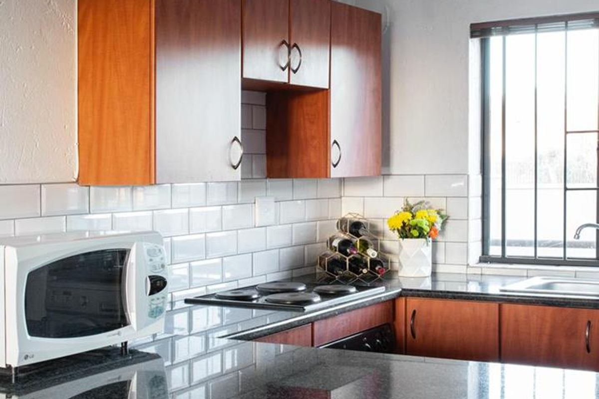 Sunny Loft Apartment with Double Volume Ceilings – Walk to Cresta Mall - Photo 5