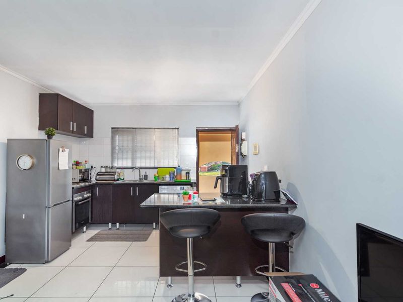 Luxury 1-Bedroom Apartment for Sale in Phoenix View Estate, Midrand - Photo 5