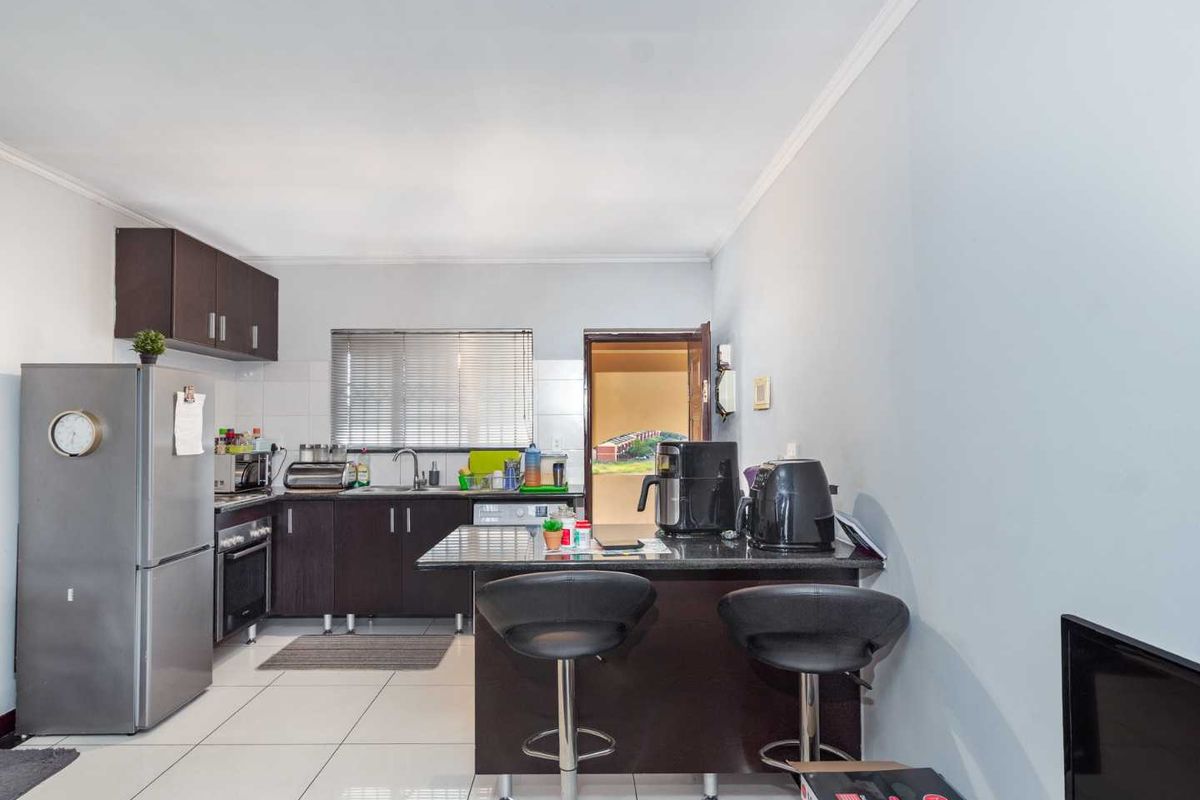 Luxury 1-Bedroom Apartment for Sale in Phoenix View Estate, Midrand - Photo 5