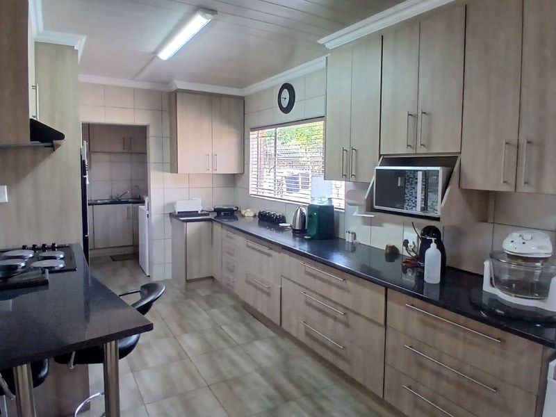 Beautiful 3 Bedroom house for sale - Photo 3